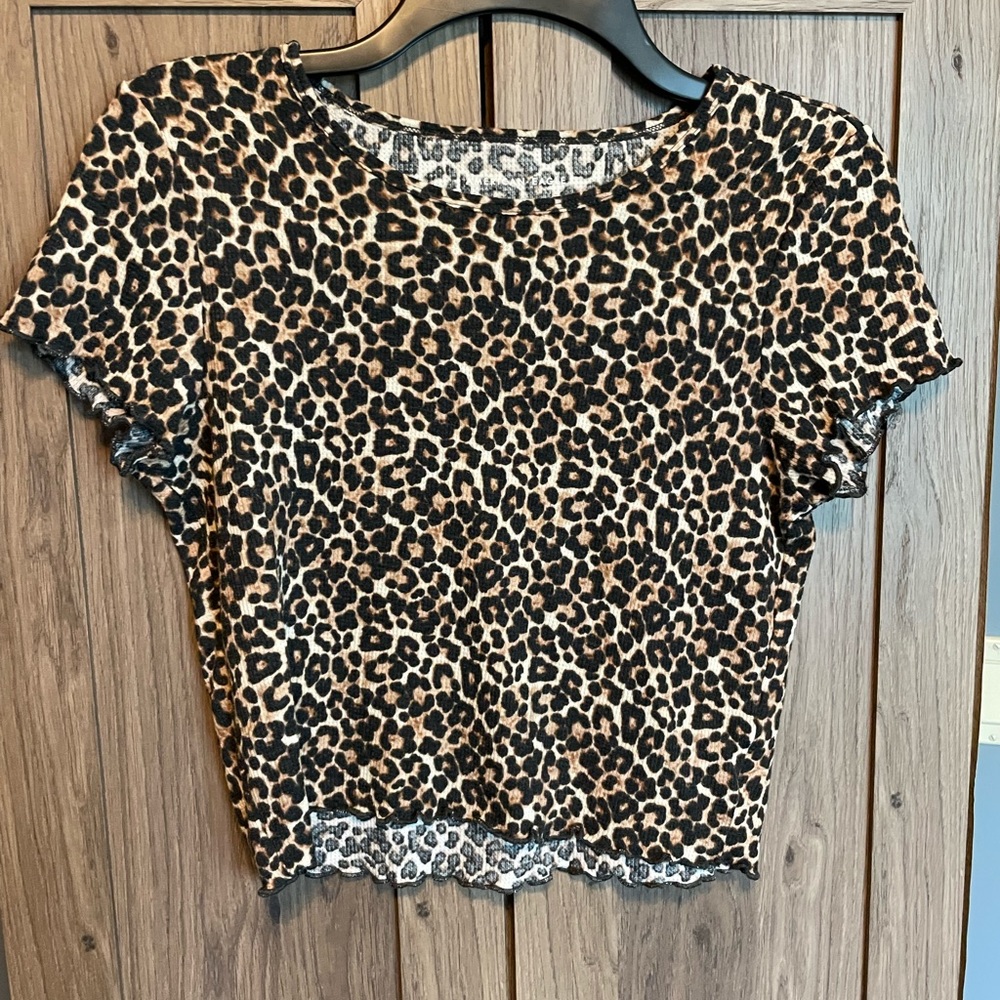 American Eagle Cropped Cheetah print shirt. Size M